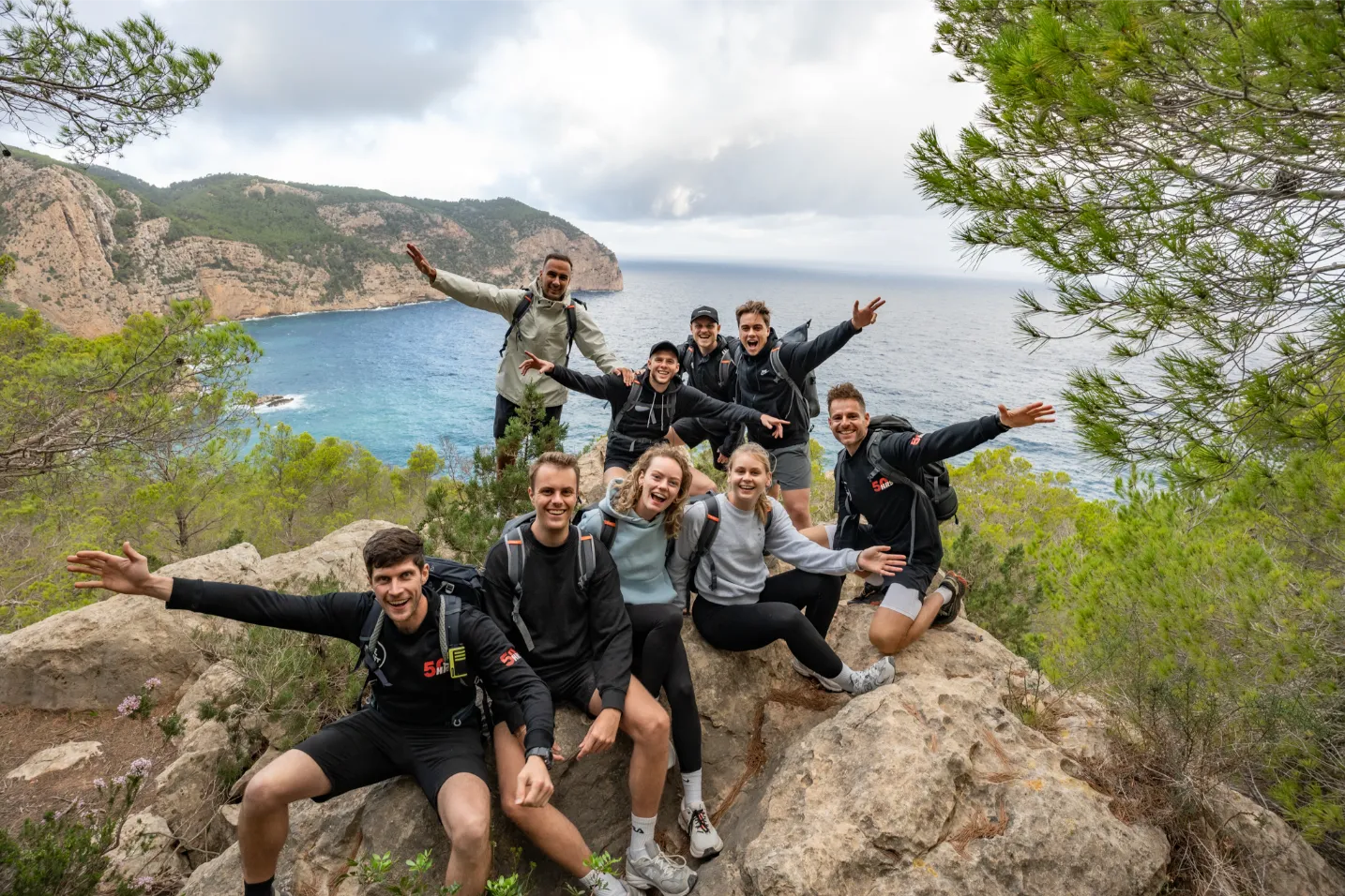 Mediabirds team op een klif aan zee