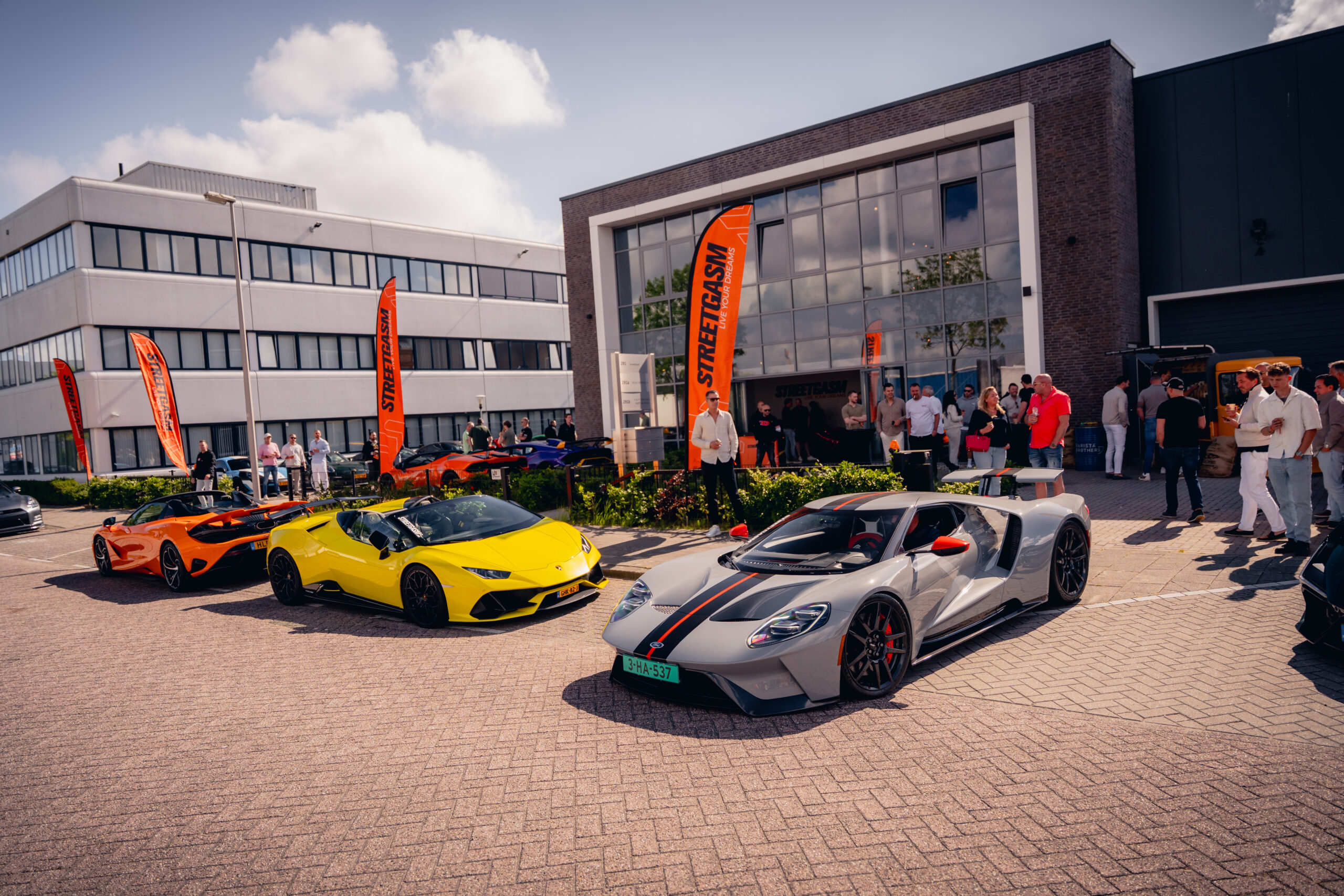 StreetGasm event met supercars voor het kantoor